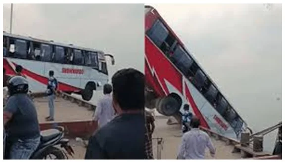 দৌলতদিয়া ফেরিঘাটে বাস নদীতে, ১১ জন উদ্ধার এবং নিখোঁজ বহু