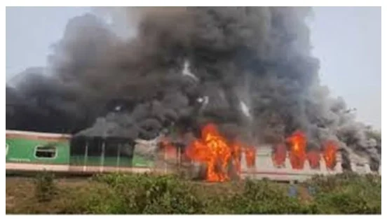 চট্টলা এক্সপ্রেসে আগুন, অল্পের জন্য রক্ষা পেল যাত্রীরা