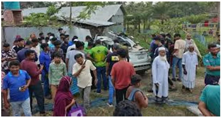 খুলনায় ট্রেনের ধাক্কায় প্রাইভেটকার দুমড়ে, আহত ৪