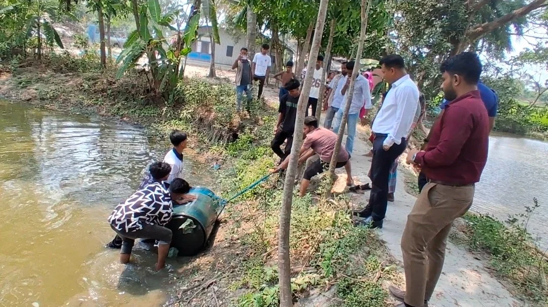 কোটালীপাড়ায় পুকুরের পানিতে পাওয়া গেলো ১(এক) ব্যারেল ডিজেল