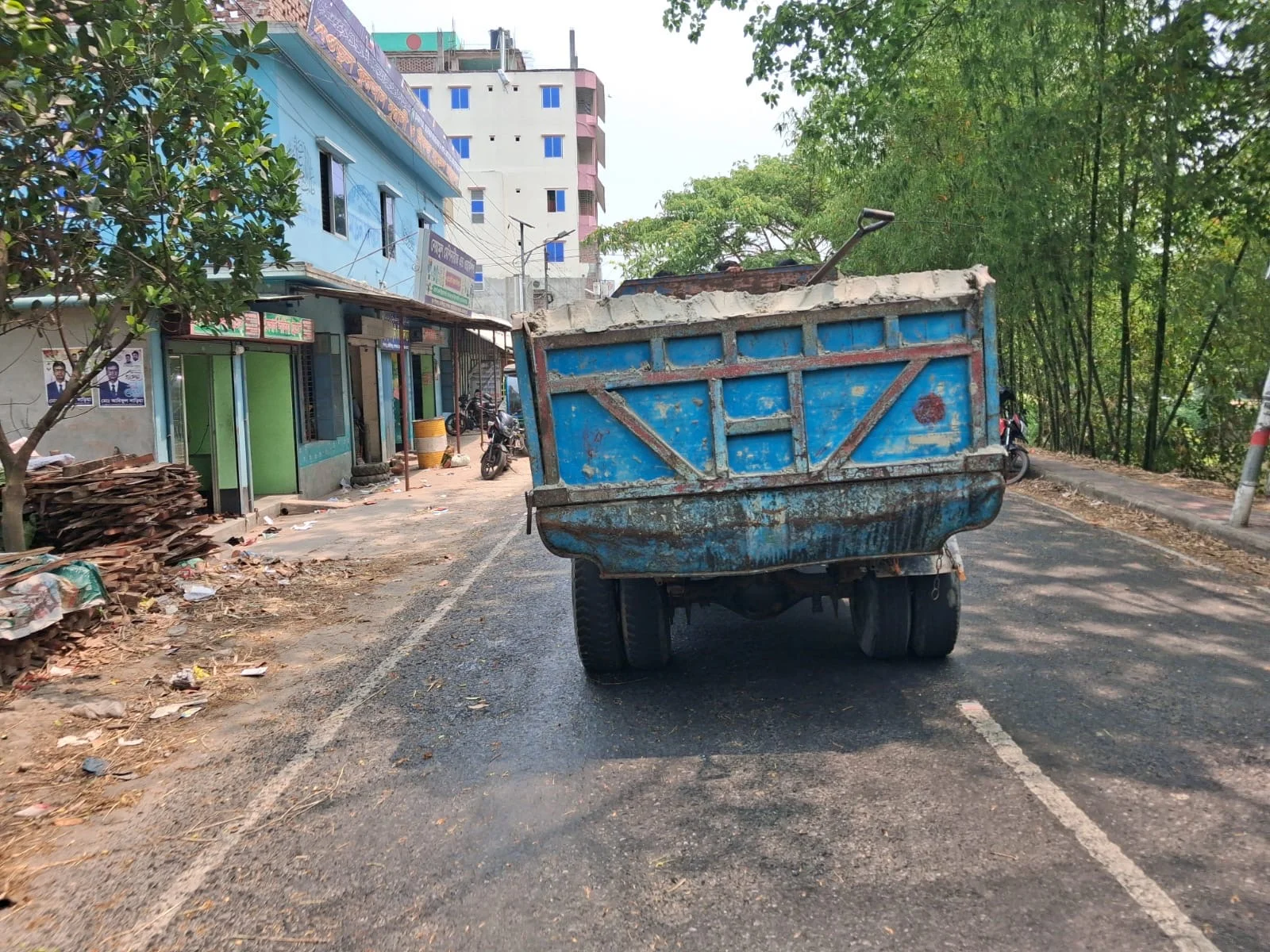 কোটালীপাড়ায় খোলা ট্রাকে ইট-বালু পরিবহনে জনদুর্ভোগ চরমে