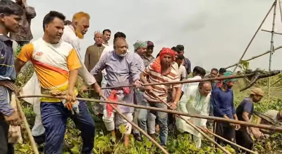 কোটালীপাড়ায় এমপি এস এম জিলানী নিজেই কচুরিপানা পরিষ্কার কার্যক্রম: খাল বাঁচলে কৃষক বাঁচবে