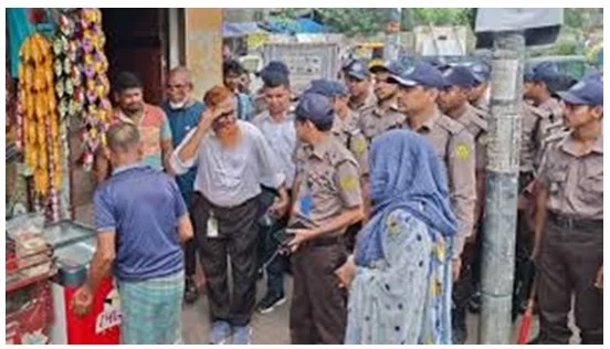 বনানীতে উচ্ছেদ অভিযানে মালামাল সরালেন ব্যবসায়ীরা