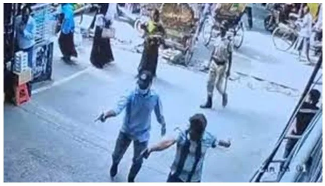 পুরান ঢাকায় প্রকাশ্যে গুলিতে “শীর্ষ সন্ত্রাসী” মামুন হত্যা