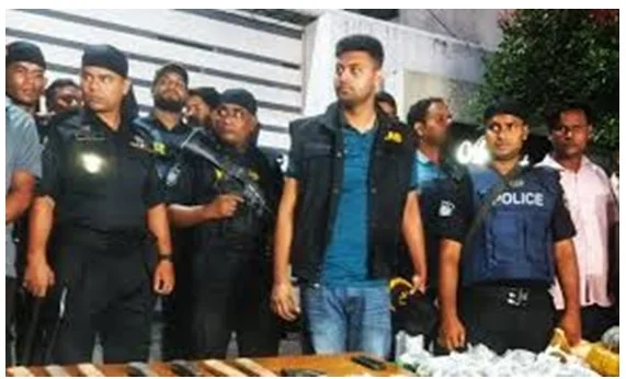 জেনেভা ক্যাম্পে র্যাবের অভিযান, অস্ত্র-মাদকসহ আটক ৩