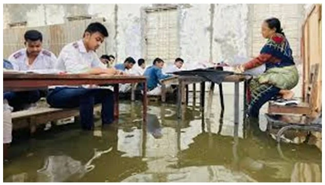 জলাবদ্ধতায় দুর্ভোগ, পানিতে দাঁড়িয়ে এসএসসি পরীক্ষা