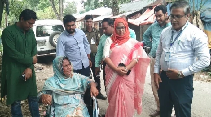 অসহায় বৃদ্ধার পাশে ইউএনওঃঘর নির্মাণের আশ্বাস।