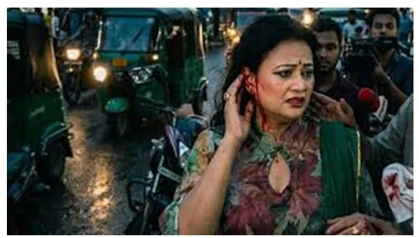 ছিনতাইকারীর টানে ছিঁড়ে গেল অভিনেত্রীর