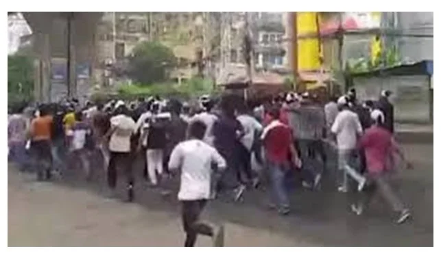 মাথায় কাফনের কাপড় বেঁধে চট্টগ্রামে যুবলীগের বিক্ষোভ
