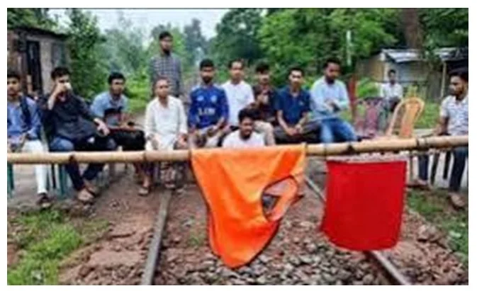 রাবি শিক্ষার্থীদের রেললাইন অবরোধ