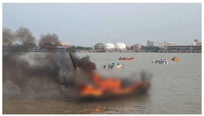কর্ণফুলীতে বিস্ফোরণ, ঢাকায় নেওয়ার পথে ২ নাবিকের মৃত্যু