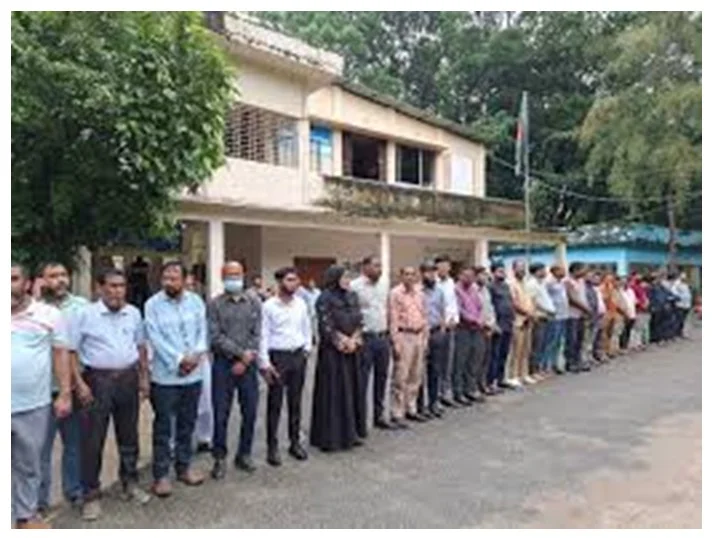 ‘ঘুষের টাকা’ ফেরত চেয়ে ইউএনওকে ঘিরে নারীর লাইভ