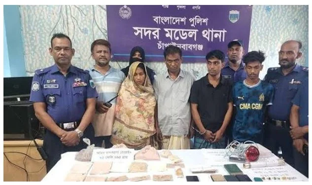চাঁপাইনবাবগঞ্জে হেরোইনসহ সাবেক মেম্বার পরিবার সহ আটক