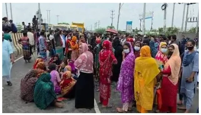 ন্যায্য বেতনের দাবিতে ঢাকা-আরিচা মহাসড়ক অবরোধ