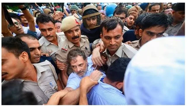 মোদির বাসভবনের সামনে রাহুল-প্রিয়াঙ্কা আটক