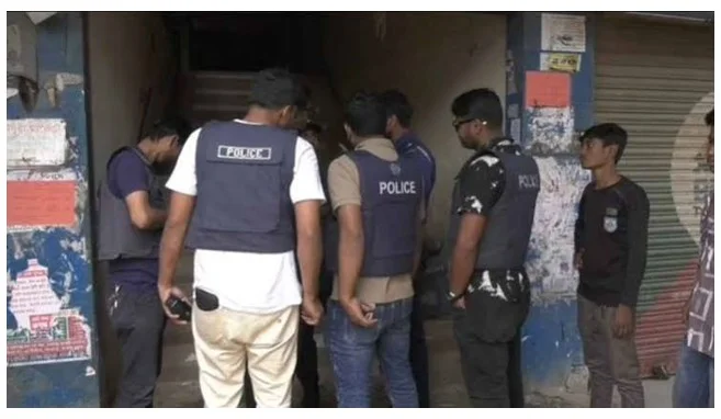 পুলিশকে লক্ষ্য করে গুলি ছুড়লো আশুলিয়ায়