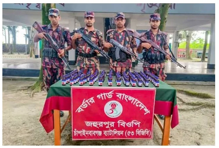 চাঁপাইনবাবগঞ্জ সীমান্তে ৯৩ বোতল ভারতীয় এস্কাফ সিরাপ জব্দ