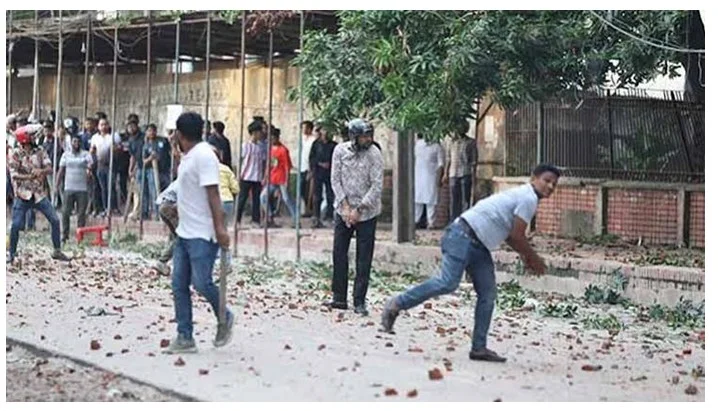 শিবির-ছাত্রদল সংঘর্ষে উত্তপ্ত শহীদুল্লাহ হল