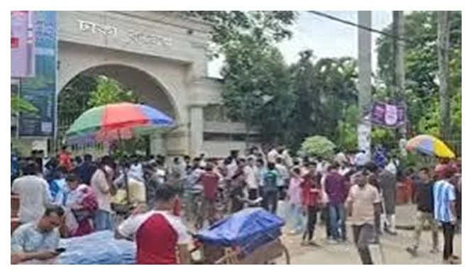 ঢাকা কলেজে ছাত্রদল-শিবির সংঘর্ষ, আহত কয়েকজন