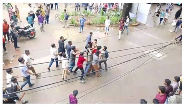 জবিতে প্ল্যাকার্ড প্রদর্শনে হামলার অভিযোগ