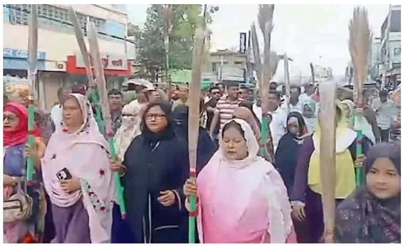 আমীর হামজার বিরুদ্ধে কটূক্তির অভিযোগ, কুষ্টিয়ায় মহিলা দলের ঝাড়ু মিছিল