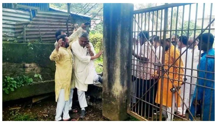 বেড়া টপকে স্বাস্থ্যকেন্দ্রে এমপি